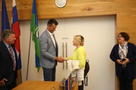 PODPIS POGODBE ZA PRIZIDEK IN FASADNI OVOJ ZD CERKNICA 14 FOTO LJUBO VUKELIČ